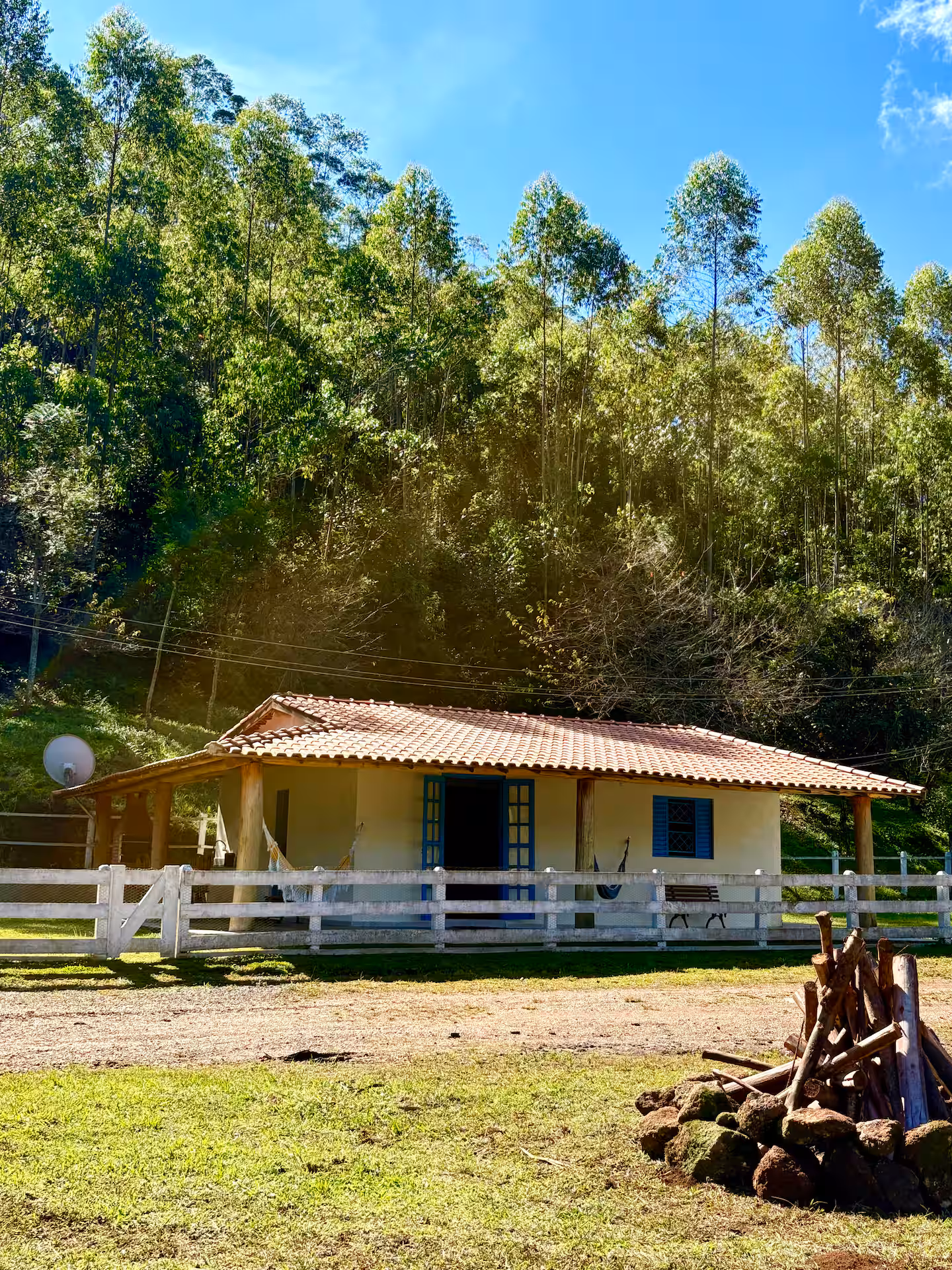 Casa simples com varanda e cercada para seu pet